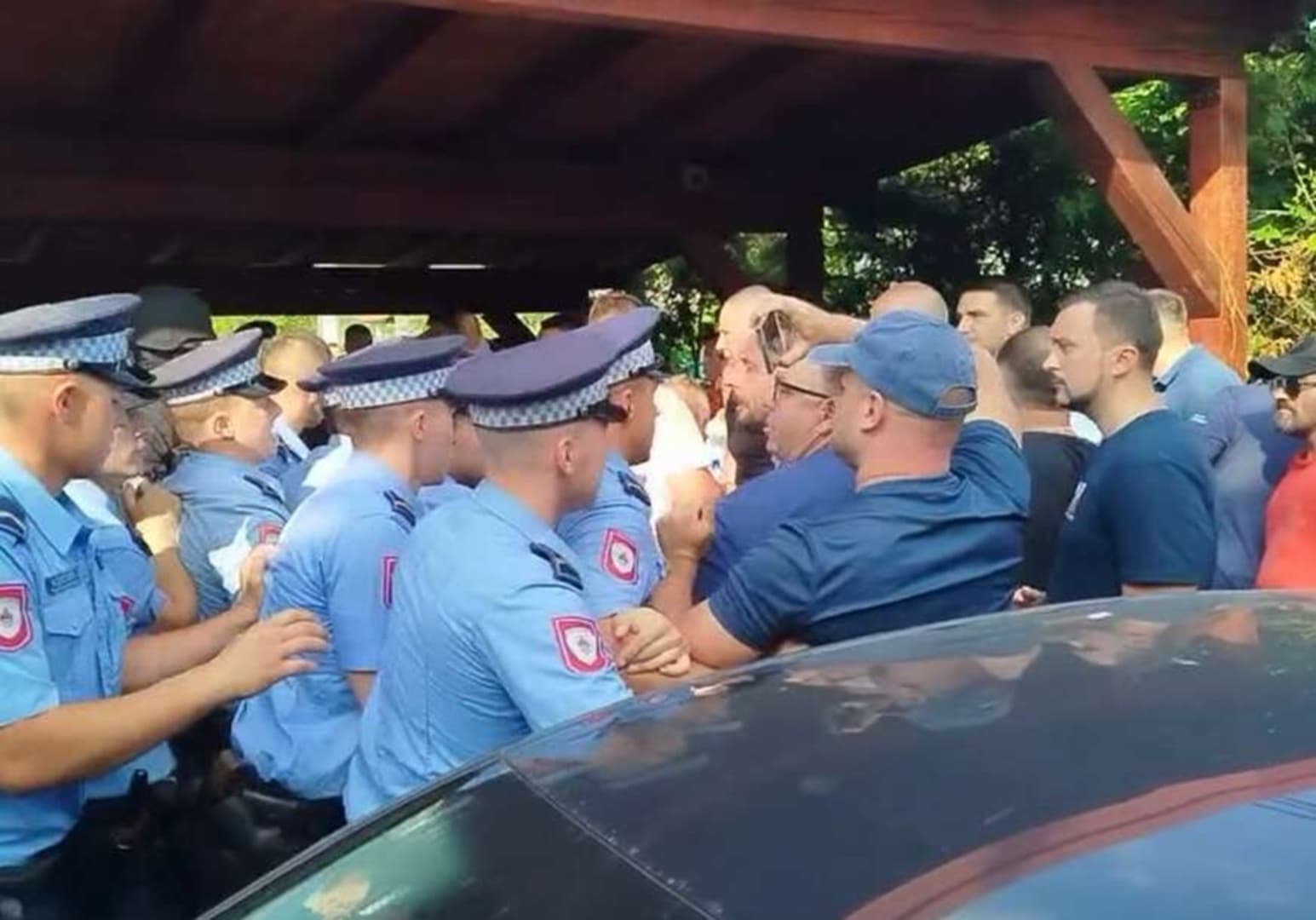 Incident u Tesliću: Građani se sukobili s policijom. Stigli specijalci - slika 1